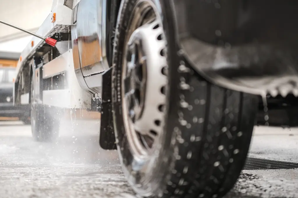 Mobile lorry wash